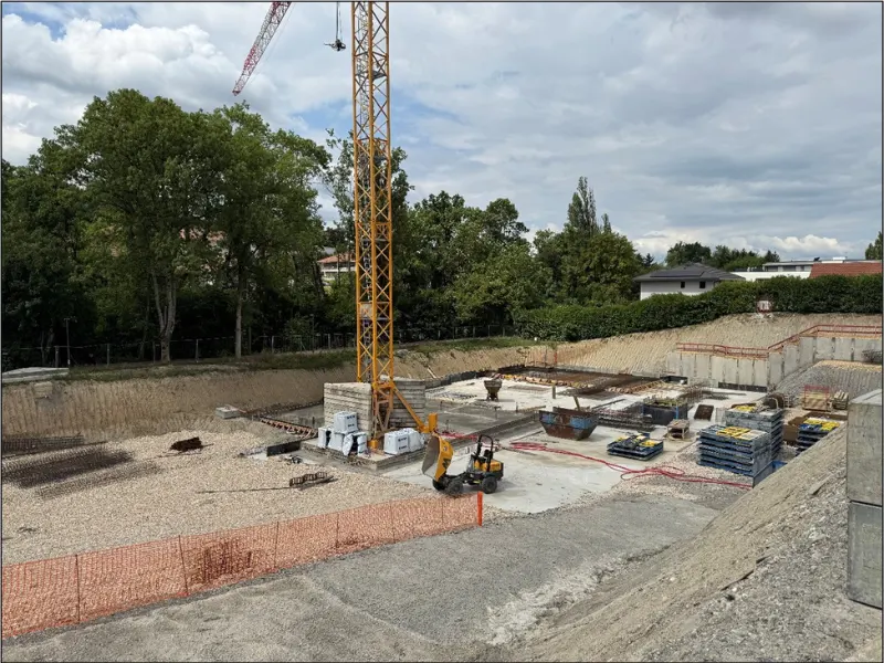 Finalisation des soutènements et plateformes, montage grue et démarrage du gros œuvre, mise en œuvre du béton de propreté