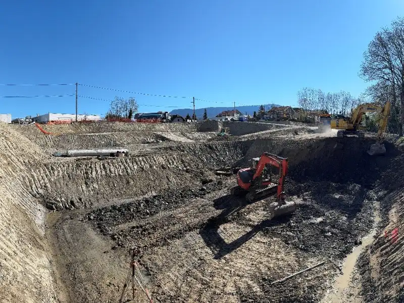 Vue des plateformes en cours de pré-terrassement pour gestion des eaux et préparation pour les travaux spéciaux